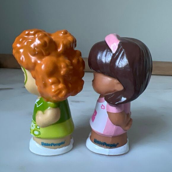 Fisher-Price Little People: Sofie Green Dress and Glasses and Pastry Chef Tia - Picture 4 of 5